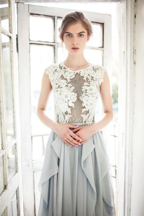 Illusion Jewel Neck Cap Sleeved Long Cascaded Grey Chiffon Prom Dress with Exquisite Lace 
