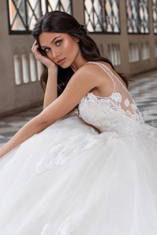  Ball Gown V-neck Sleeveless Lace Appliques Buttons Court Train Long Tulle Wedding Dresses